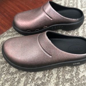 Women’s Oofos size 7